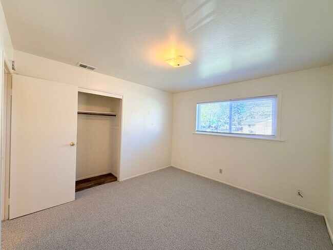 Building Photo - Newly Refreshed 3BD/2BA Home with Spacious Living Areas