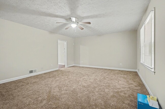 Building Photo - Large 3 Bedroom 2 Bath Home