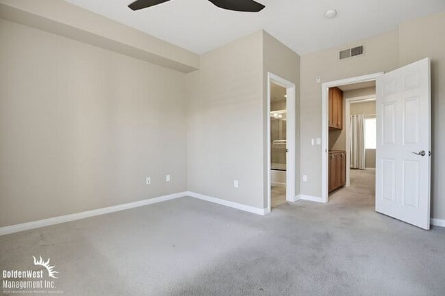 Building Photo - Modern 2Bdm 2Ba Condo in the Heart of Bank...