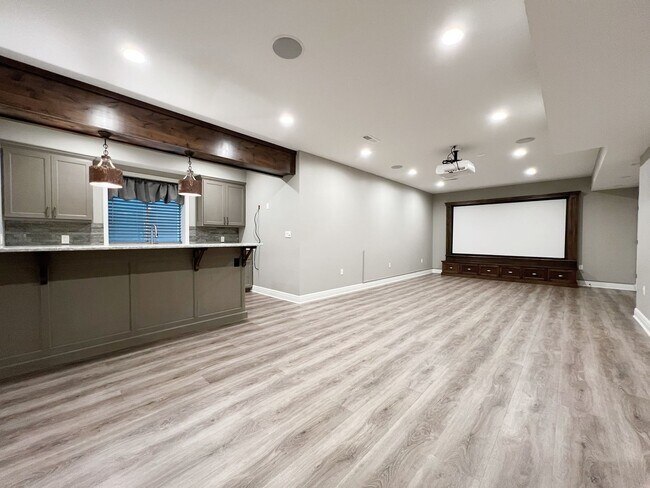Building Photo - SEE IT NOW: Luxury 5-Bed Home in Wilshire ...