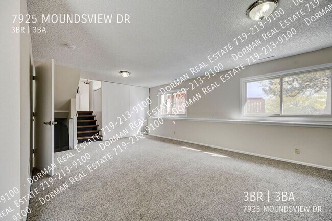 Building Photo - Huge Sunroom with Tons of Natural Light!