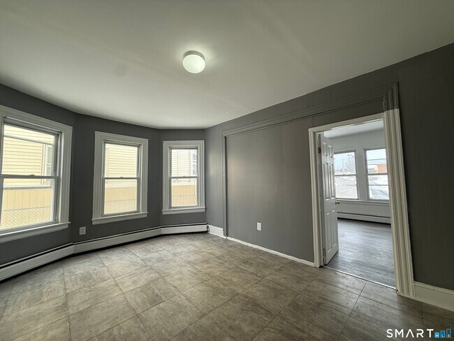 Building Photo - 660 W Main St