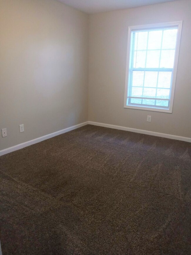 Building Photo - Beautiful 3 Bedroom, 2 Bath Split-Level Townhome with Garage