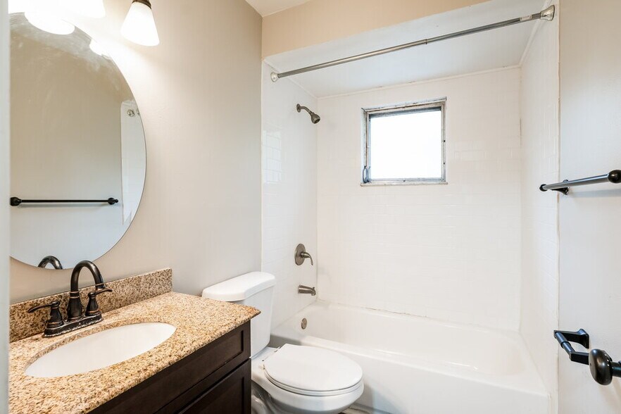 Building Photo - 2701 Kinnon Dr