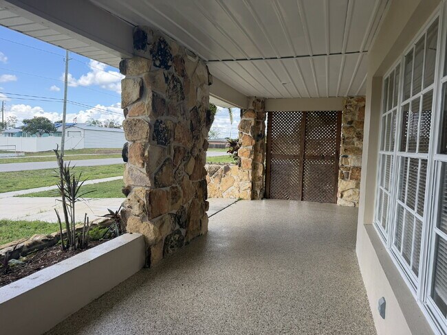 Building Photo - "Charming 3-Bedroom with 2 Full Baths in North Port"