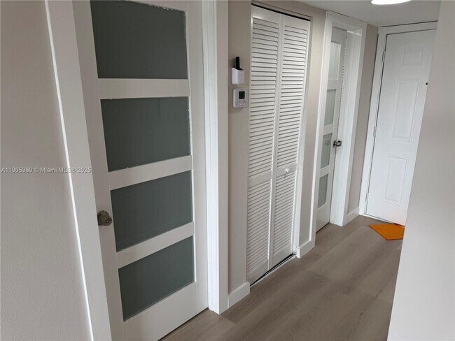 Building Photo - 10625 SW 112th Ave