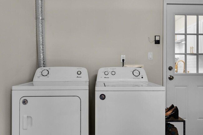 Building Photo - 112 Nebraska Ave NE