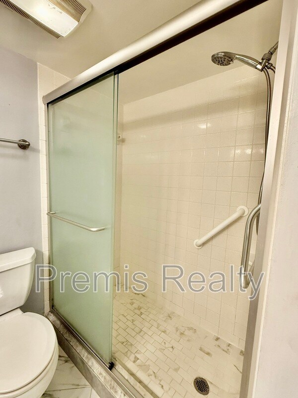 Building Photo - 2800 Cove Cay Dr