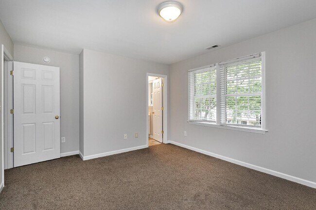 Building Photo - 326 Commons Dr