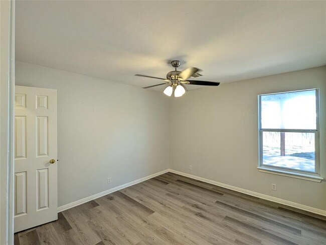 Building Photo - 2200 Magnolia Dr