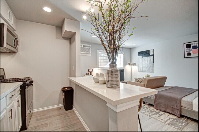 Primary Photo - 1903 Commonwealth St