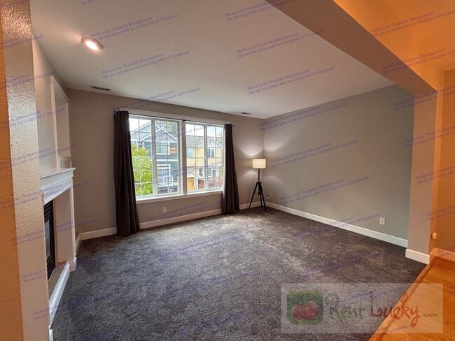 Building Photo - Bright and Spacious Fircrest Townhome in U...