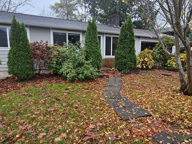 Building Photo - 3 Bedroom 1.5 Bathroom Single Family Home ...