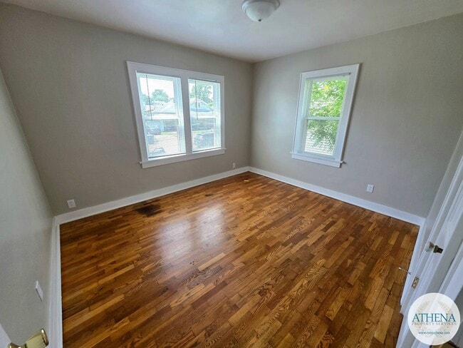 Building Photo - Charming 3 Bedroom / 1 Bath House with Original Hardwood Floors