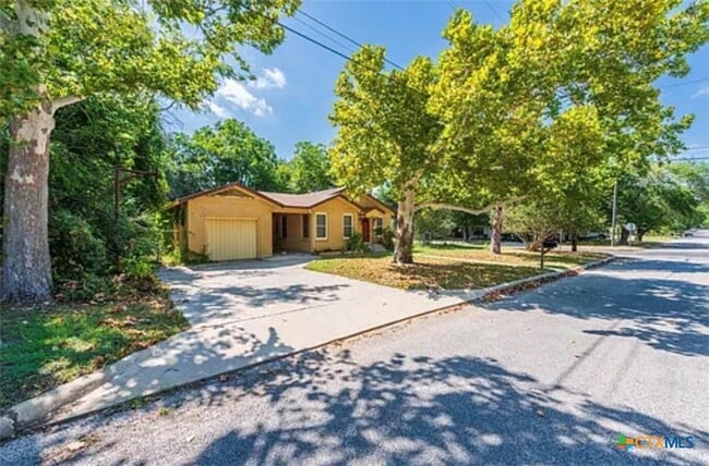Building Photo - 609 S Pecan Ave