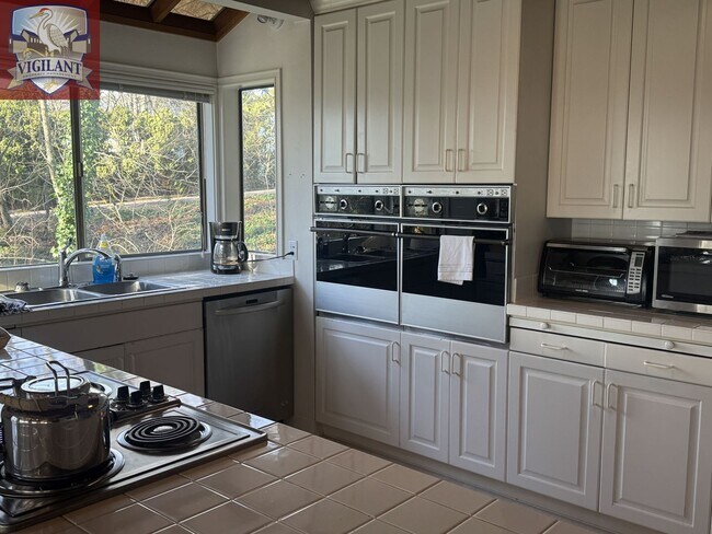 Building Photo - Amazing Furnished 4 bedroom home