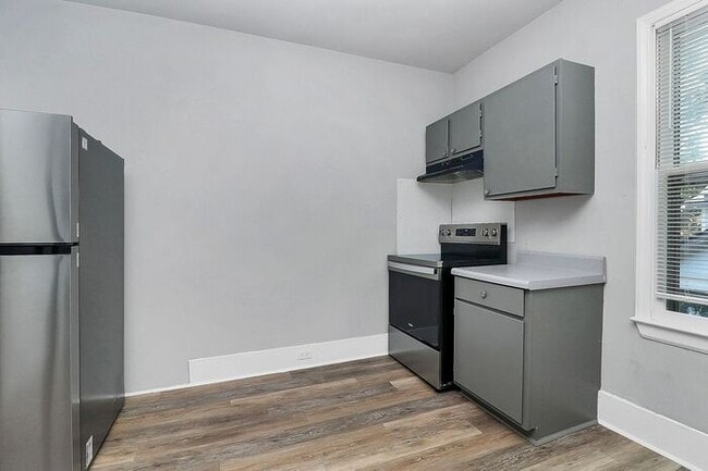 Building Photo - Charming 2nd Floor 2BD/1BA Unit on Pecan Ave!