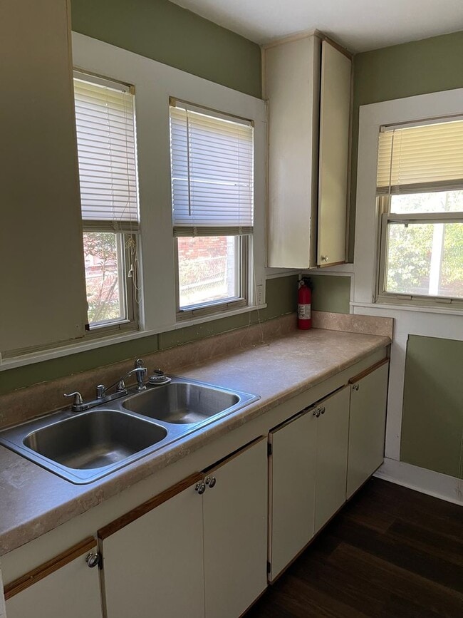 Building Photo - Super cute 2 bedroom home