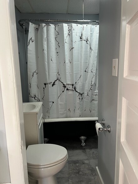 BATH SHOWER - 28 Paine St