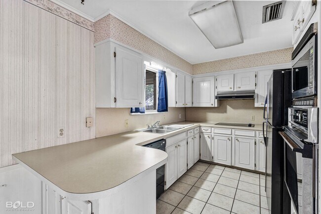 Building Photo - 3 Bedroom 2 bath Brick Home!