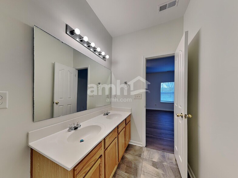 Building Photo - 157 Flanders Dr