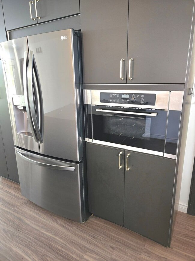 Building Photo - Spacious Five Bedroom