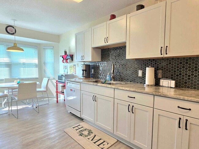 Building Photo - Beautiful, Furnished 2/2 Home For Rent in ...
