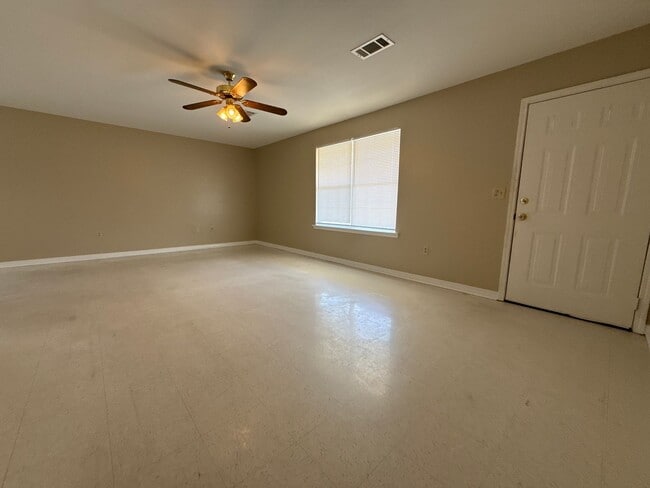 Building Photo - Warm and inviting single-story home, perfect for comfortable living.