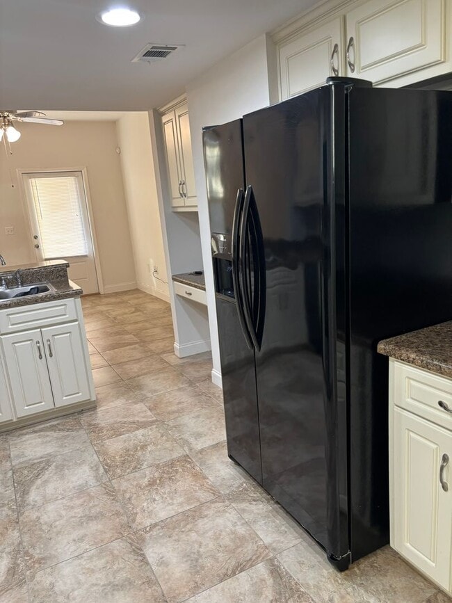 Building Photo - 3 bdrm 2.5 bath in downtown area