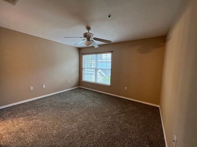 Building Photo - Beautiful 2-bedroom, 2-bath Condo available in sought after Admirals Walk private gated community.