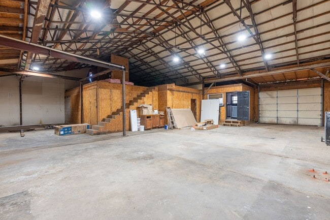 Building Photo - Country home equipped for on-site business!