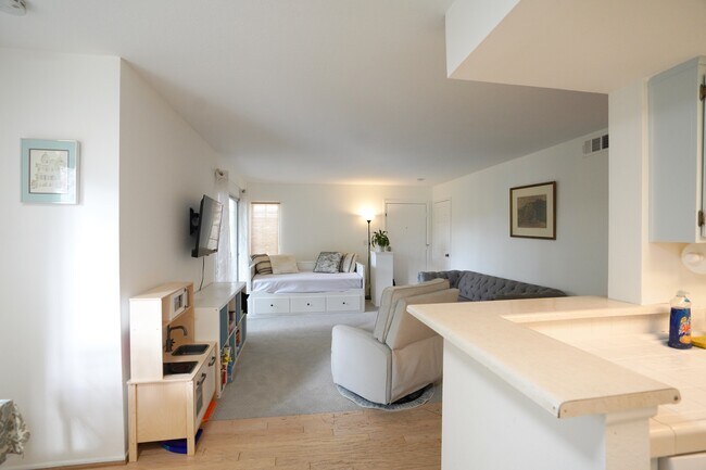 Building Photo - 4201 Las Virgenes Rd