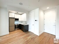 Building Photo - Spacious and Modern 3-Bed 2-Bath / Great W...