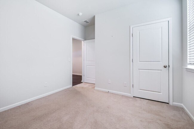 Building Photo - Stylish 4-Bed 2 Bath Ranch Home with Moder...