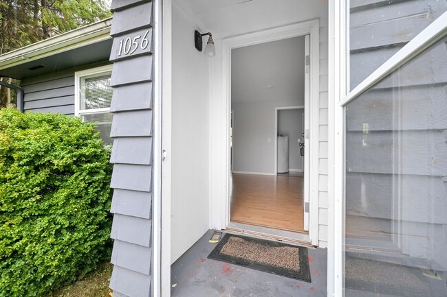 Building Photo - 2 Bedroom, 1 Bathroom Available!