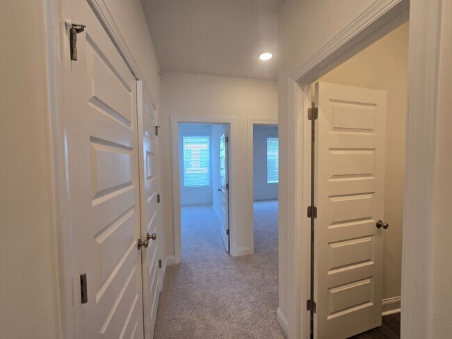 Building Photo - Brand Spankin' New Condo on White St!