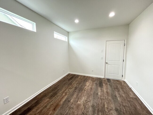 Building Photo - Huge home in Spring Hill!