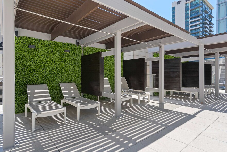 Building Photo - 365 N Halsted St