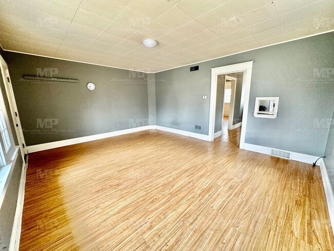 Building Photo - 619 S Whitcomb St