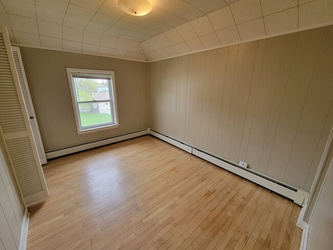 Building Photo - AVAILABLE JUNE - Charming 3 Bed, 1 Bath Home in East hillside!