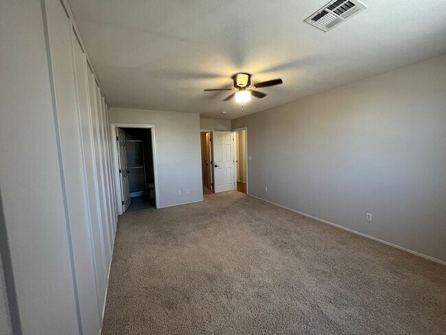 Building Photo - Charming Oversized 2 Bed, 2 Bath Townhouse...