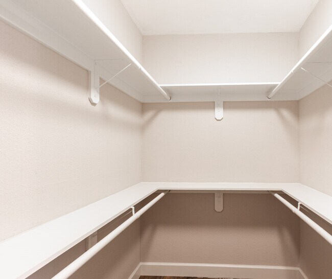 Building Photo - 401 Lakeside Ln