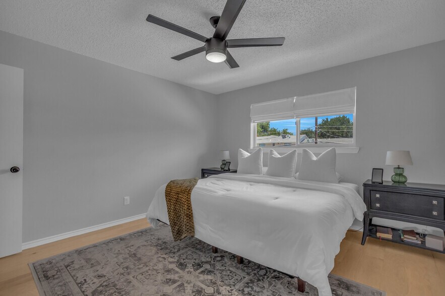 Building Photo - 5829 Sandhurst Ln
