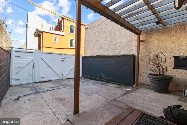 Building Photo - 2443 E Cumberland St