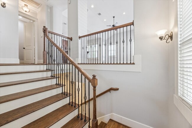 Building Photo - 1044 W 25th St