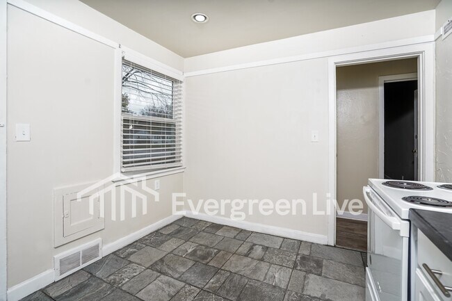 Building Photo - 5125 W Stark St