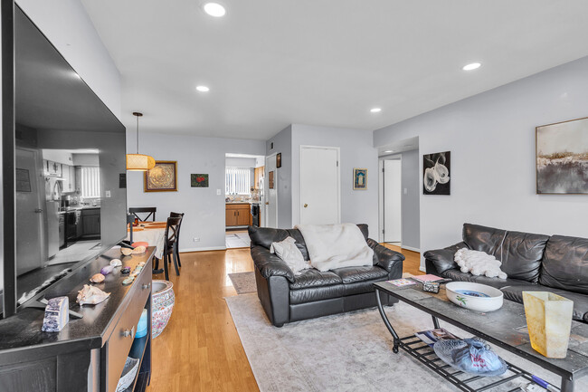 Building Photo - 9405 Bay Colony Dr