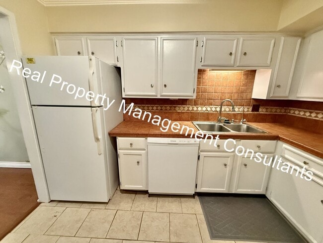 Building Photo - Beautiful Condo on the Plaza with City Vie...