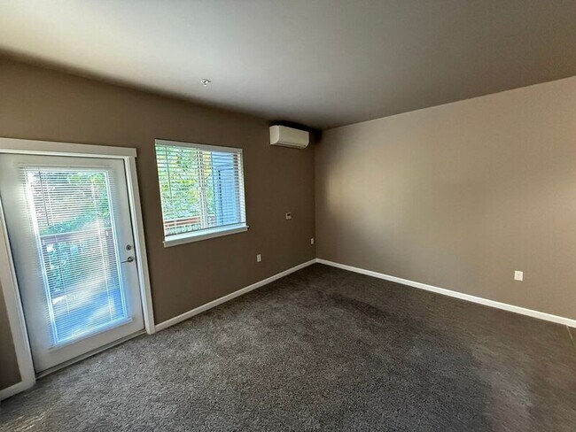 Building Photo - 4255 Hawthorne Ave NE