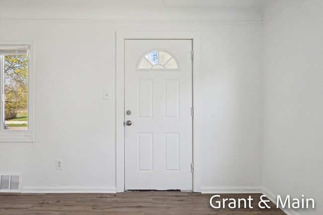 Building Photo - $1249 3 bedroom bungalow
